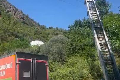 Ev taşıma sırasında yük asansörü elektrik hattının üzernie düştü; 2 ölü