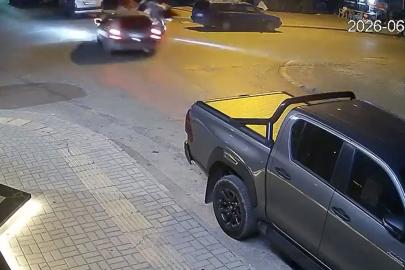 Motosikletle otomobilin çarpıştığı kaza kamerada