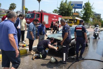 Otomobildeki yangın sulama aracıyla söndürüldü