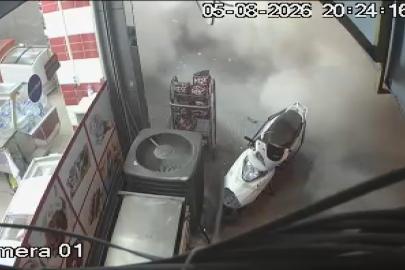 Bahçelievler'de tahliye edilen 4 katlı binanın çöktüğü anlar