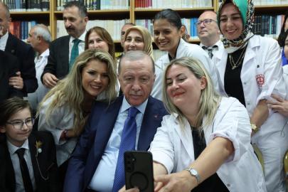 Cumhurbaşkanı Erdoğan, Gazi Anadolu Lisesi'nde öğretmen ve öğrencilerle bir araya geldi